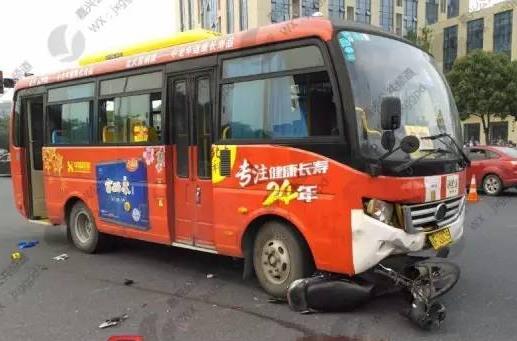 嘉兴市区电动车与公交相撞 骑车人当场死亡