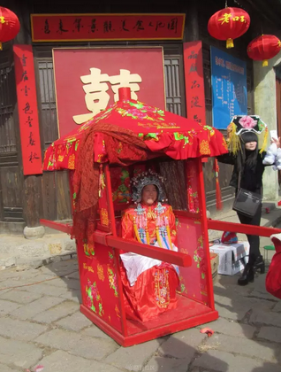 老伴爱扭秧歌缺顶花轿 金华六旬老汉自我摸索制作
