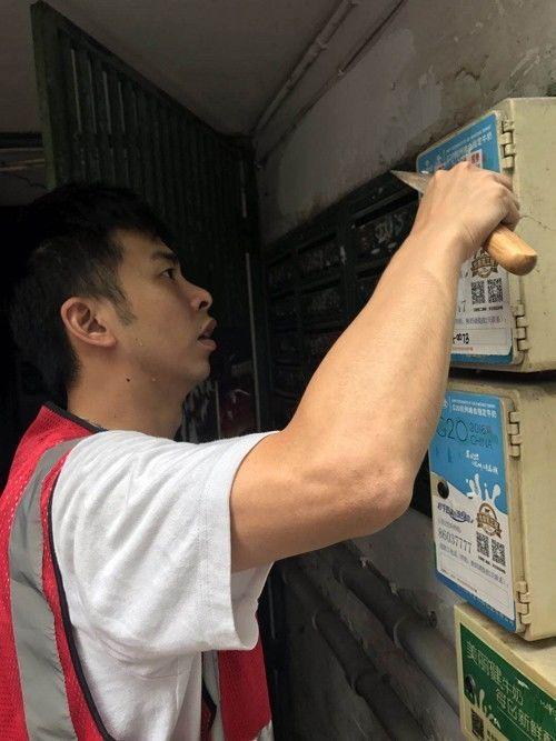 杭州年轻社区主任去世 几百位居民自发吊唁怀