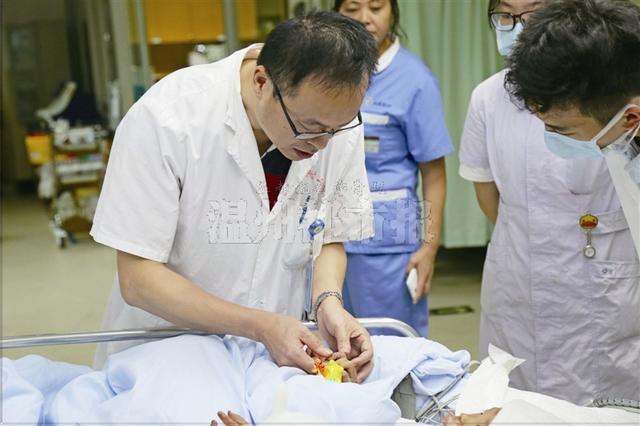 温州全城掀关爱行动 守护伤情稳定的幸存小女孩