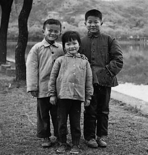 童年的马云(左一)和哥哥妹妹在西湖边