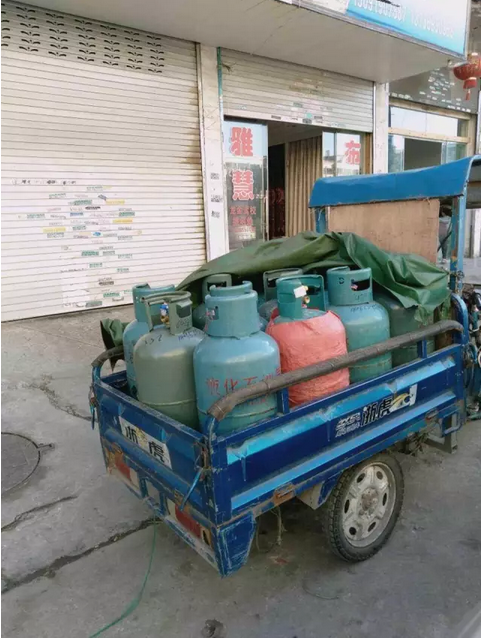 龙港一男子开着三轮四处兜售液化气 结果摊上事