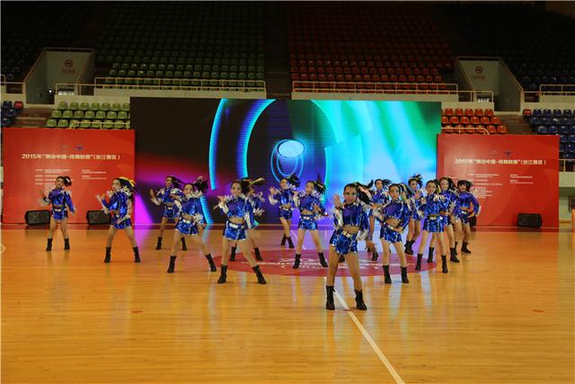 排舞大赛不一样的人 男教练也能玩的溜儿