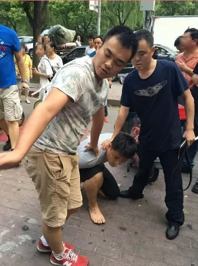 湖州刑警在上海街头英勇擒贼 抓捕时膝盖骨裂_宁波频道_凤凰网