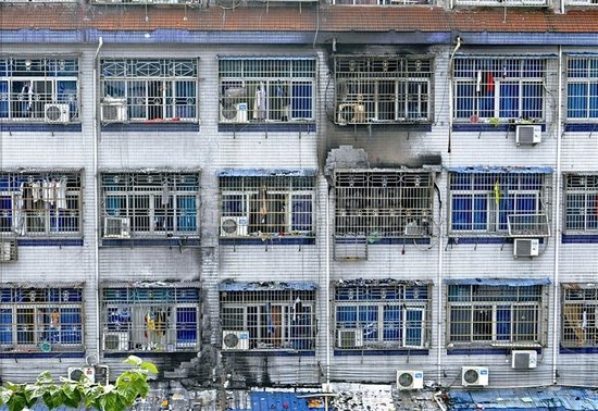 家里发生火灾女子坐防盗窗上呼救头发都烧焦了_