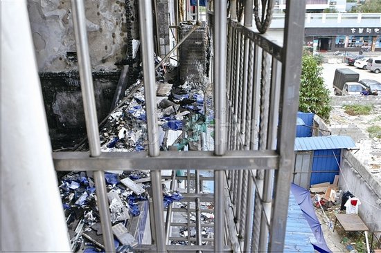 家里发生火灾女子坐防盗窗上呼救头发都烧焦了_