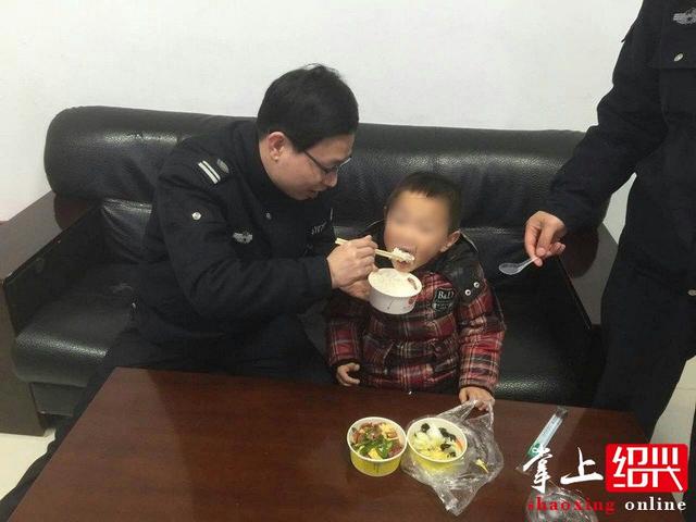 上虞4岁娃因肚子饿偷溜 在派出所成功 蹭 饭吃