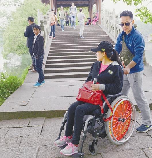 轮椅上的女强人考验西湖无障碍措施 受困于苏