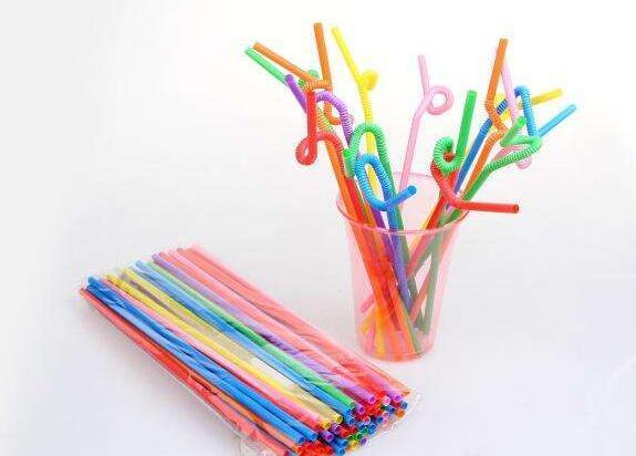 义乌85后教师辞职创业 让吸管也能变着花样玩