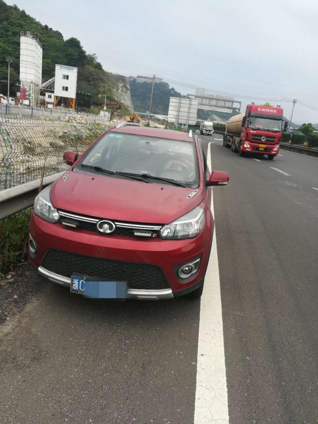 温州两男子找不到服务区 直接在高速上停车睡