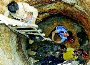 湖州民警下15米深井救人 从警2年成老娘舅