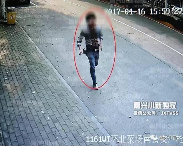 嘉兴一男子当街绑架女奥迪车主 遭反抗被抓