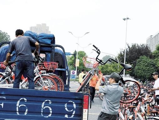 共享单车侵占人行道 近200辆被执法队员强制搬离