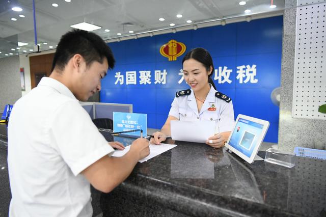 全国税务机构服务升级 杭州税务征期办税展新