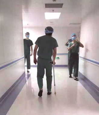 杭州一主刀医生拄拐杖进手术室 获网民热赞