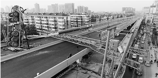 杭州秋涛路在建高架立交桥龙门吊塌 疑因司机
