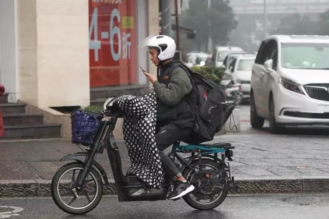 工资高出一半 杭州快递小哥争相投奔网络外卖