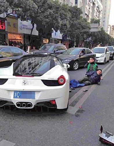 温州市区法拉利撞倒电瓶车