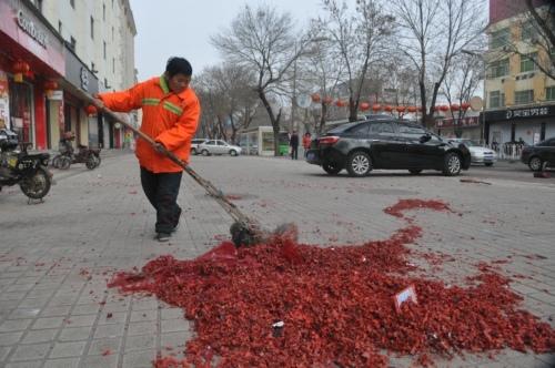 今年春节放鞭炮的少了 环卫工比去年少扫四成