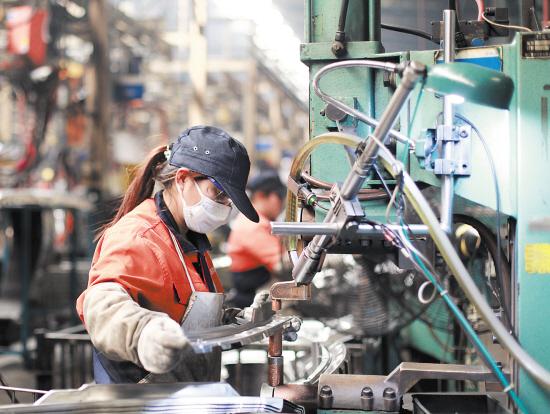 在浙江金刚汽车有限公司焊装分厂生产车间,凸焊班的女工正忙碌地工作