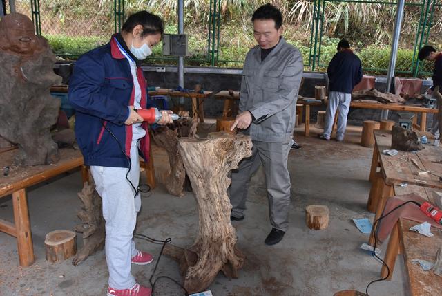 开化县职教中心根艺 给根雕产业带来新的活力