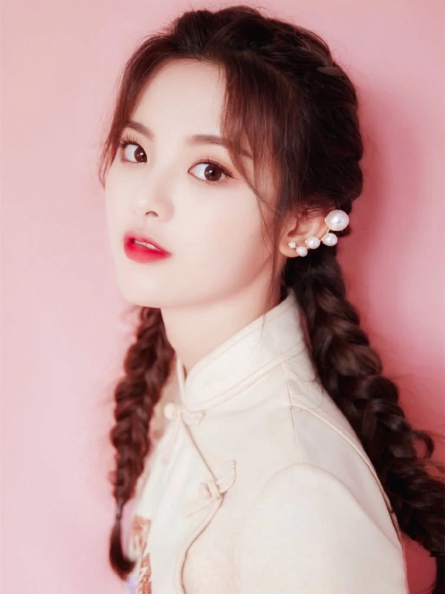 杨超越新造型麻花辫配复古旗袍 俏皮又灵动