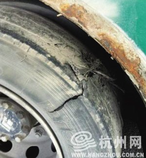 公共汽车的轮子-杭州一公交车突然爆胎炸穿车辆底盘 四乘客受伤高清图片