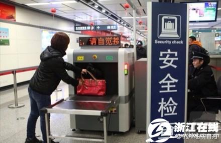 杭州地铁加强安检将持械巡逻 严查液体上车