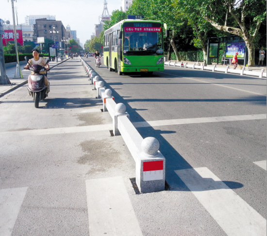 台州黄岩部分路段选用花岗岩隔离栏 引市民热