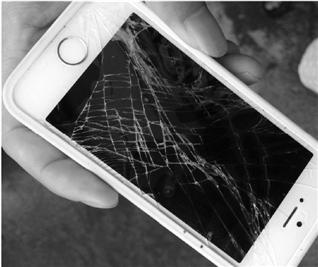 苹果手机被拆违人员摔裂了 却找不到人赔
