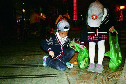 学生和家长每周捡垃圾 简单行为号召大家讲文明