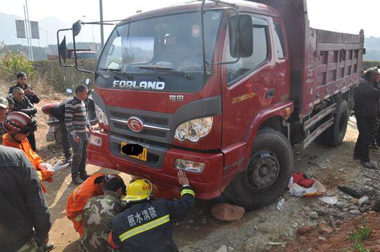 丽水一载人电瓶车被卷入<em>工程</em>车底 11岁<em>女生</em>身