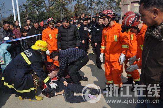 丽水一载人电瓶车被卷入<em>工程</em>车底 11岁<em>女生</em>身