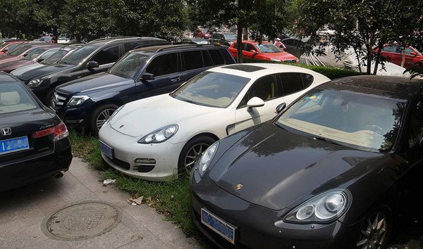 宁波现林肯加长版豪华僵尸车 车内睡打工者