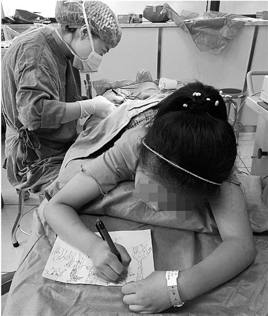 9岁小女孩上手术台 一边做手术一边画画