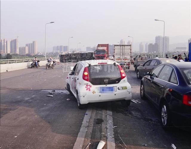 女司机引发连环撞车事故 东瓯大桥被堵4个小时