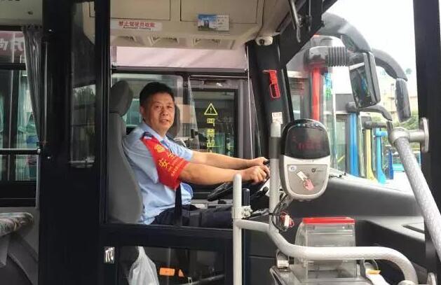 这个杭州司机好样的 跳下公交为自燃小汽车灭火