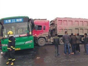 浙江衢州一货车拦腰撞上校车 致35名学生受伤