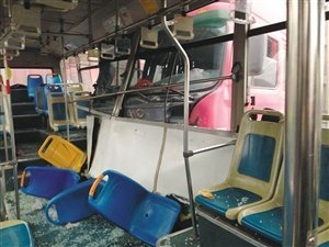 浙江衢州一货车拦腰撞上校车 致35名学生受伤