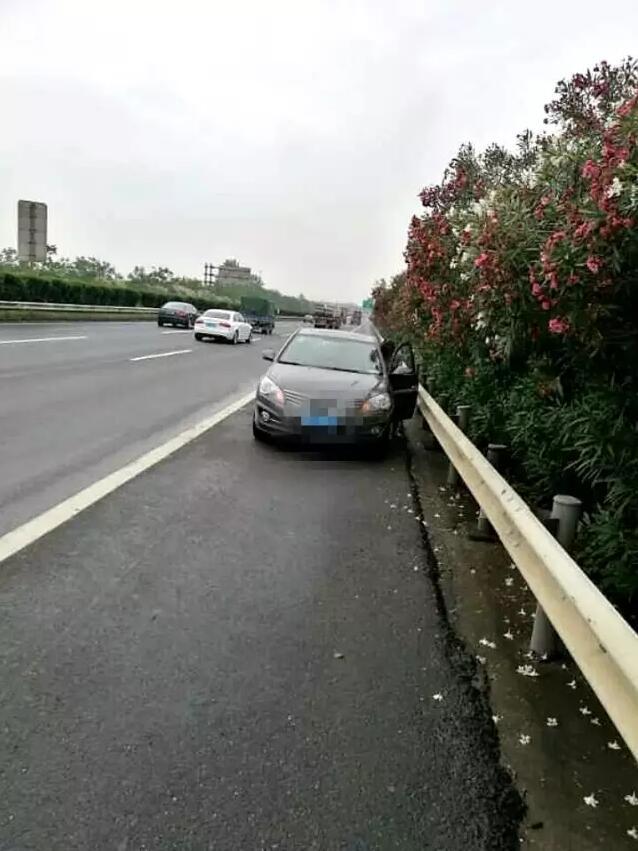 杭州女司機(jī)一腳剎車 180度掉頭停在高速上不動(dòng)