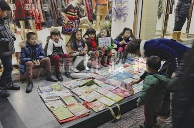 温州7个“葫芦娃”夜市摆摊 取名“千金书店”_大浙网_腾讯网