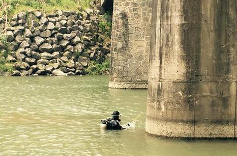 绍兴技术员水底探病 深度掌握桥墩损毁情况