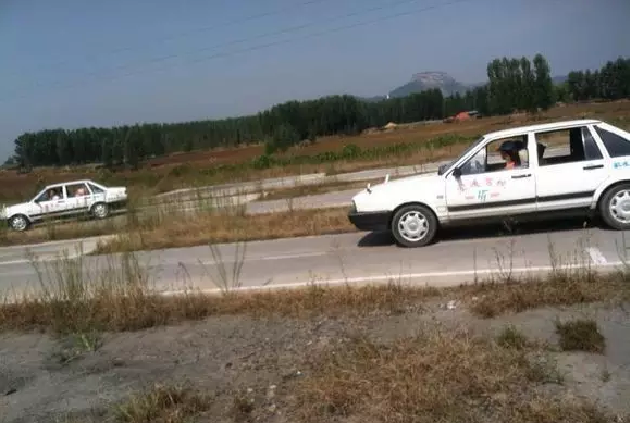 为图方便 金华一教练带3名学员去山沟沟里练车