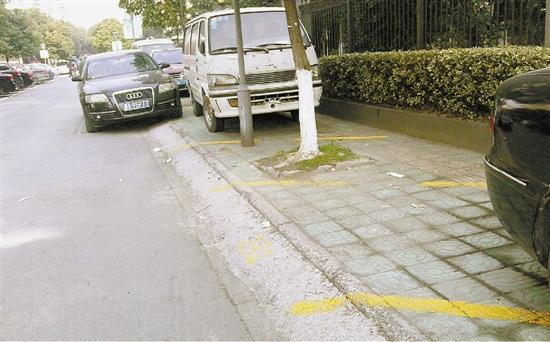 杭州某小区停车位三分之二在人行道 车难停路