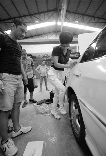 车迷表示汽车换备胎并不难 换过一次心里就有