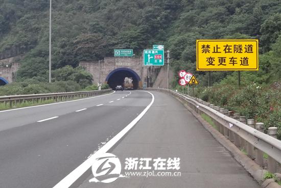 半夜三更男女高速公路上停车 原来是在车震