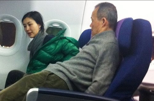 女孩还帮王石脱衣,头靠在其肩膀睡觉.而经空姐证实该女子姓田.