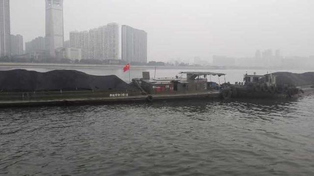 钱塘江上煤船走偏航道 舱底触损进水