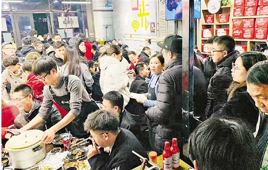 生蚝店深夜人声鼎沸