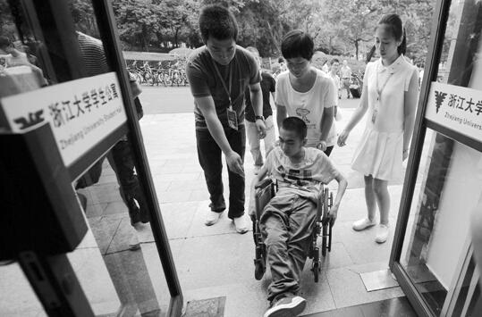下肢瘫痪学生昨到浙大报到 安排专门宿舍专人